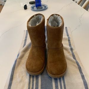 Excellent barely used condition Koolabura by Ugg Boots